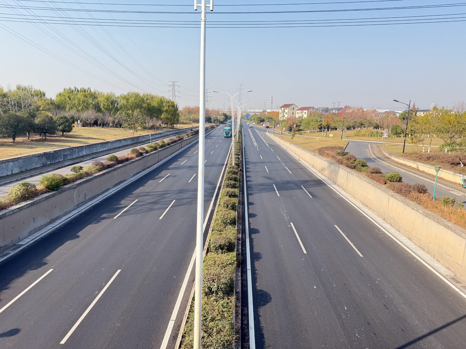 實(shí)干“1358”｜衢通集團(tuán)下屬公司協(xié)同攻堅(jiān)，316省道柯城段提升改造工程圓滿(mǎn)收官